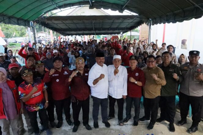 
 Foto: Bupati Kukar Edi Damansyah, bersama para Ketua RT di Sebulu Ulu, Kecamatan Sebulu.